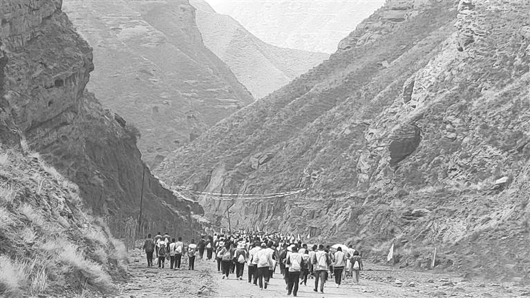游客徒步永靖岗沟寺 侯奇志 摄