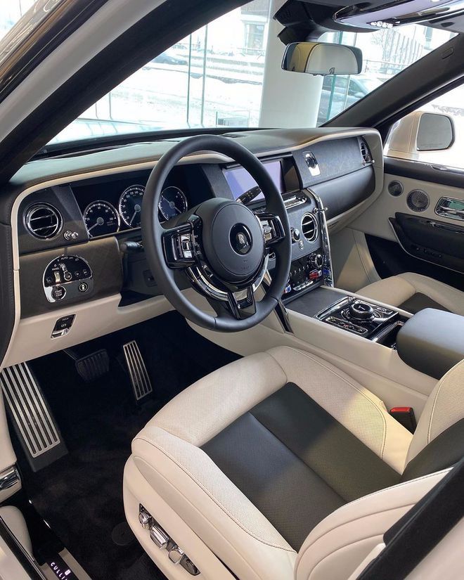 却是无处不在的讲究和精致,只看照片的话,库里南的内饰实在是太老气了