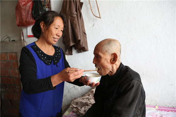刘凤杰在喂老人吃饭.