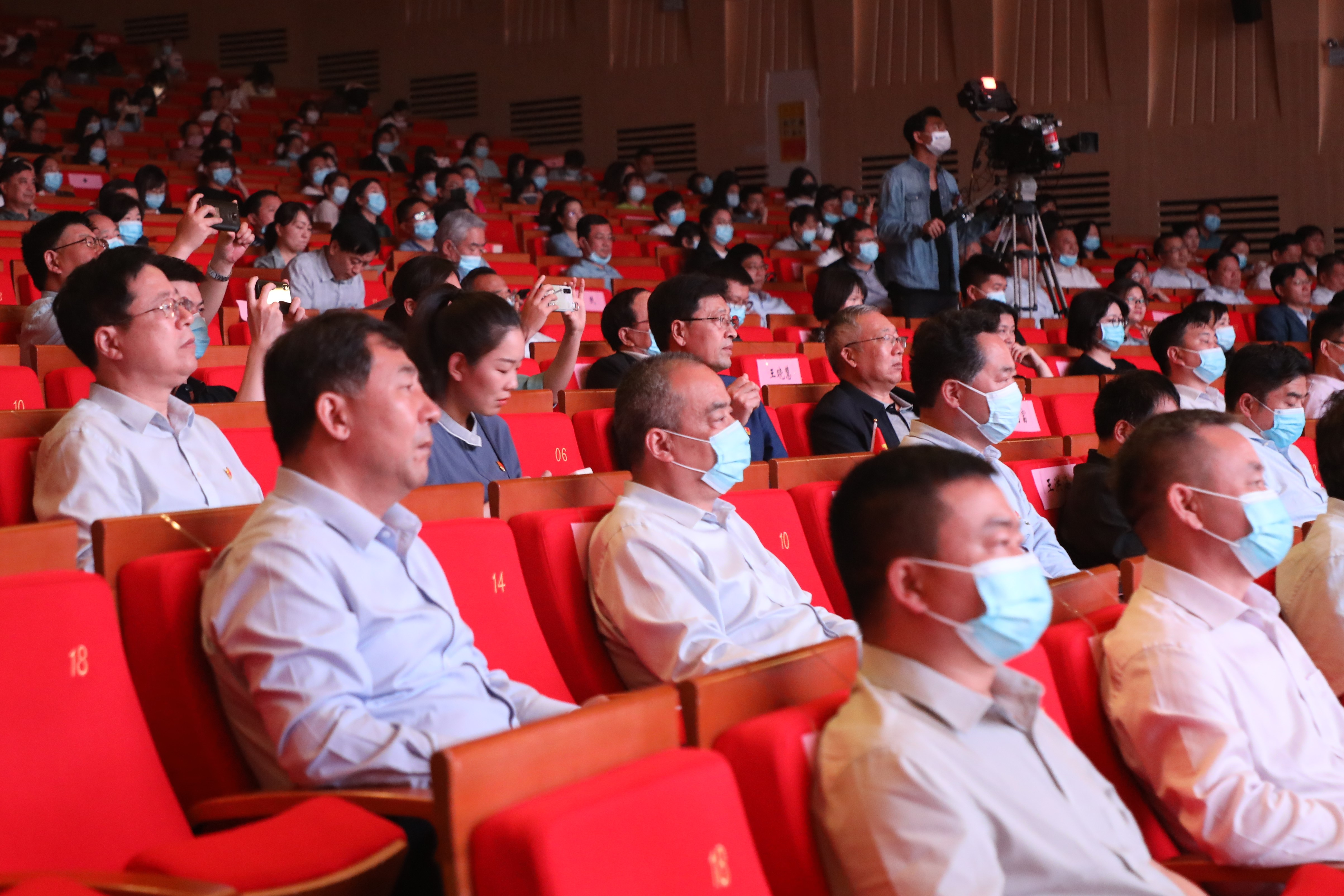 学生齐上阵 彰显“文艺范儿” 河南这节舞台思政课疯狂获赞