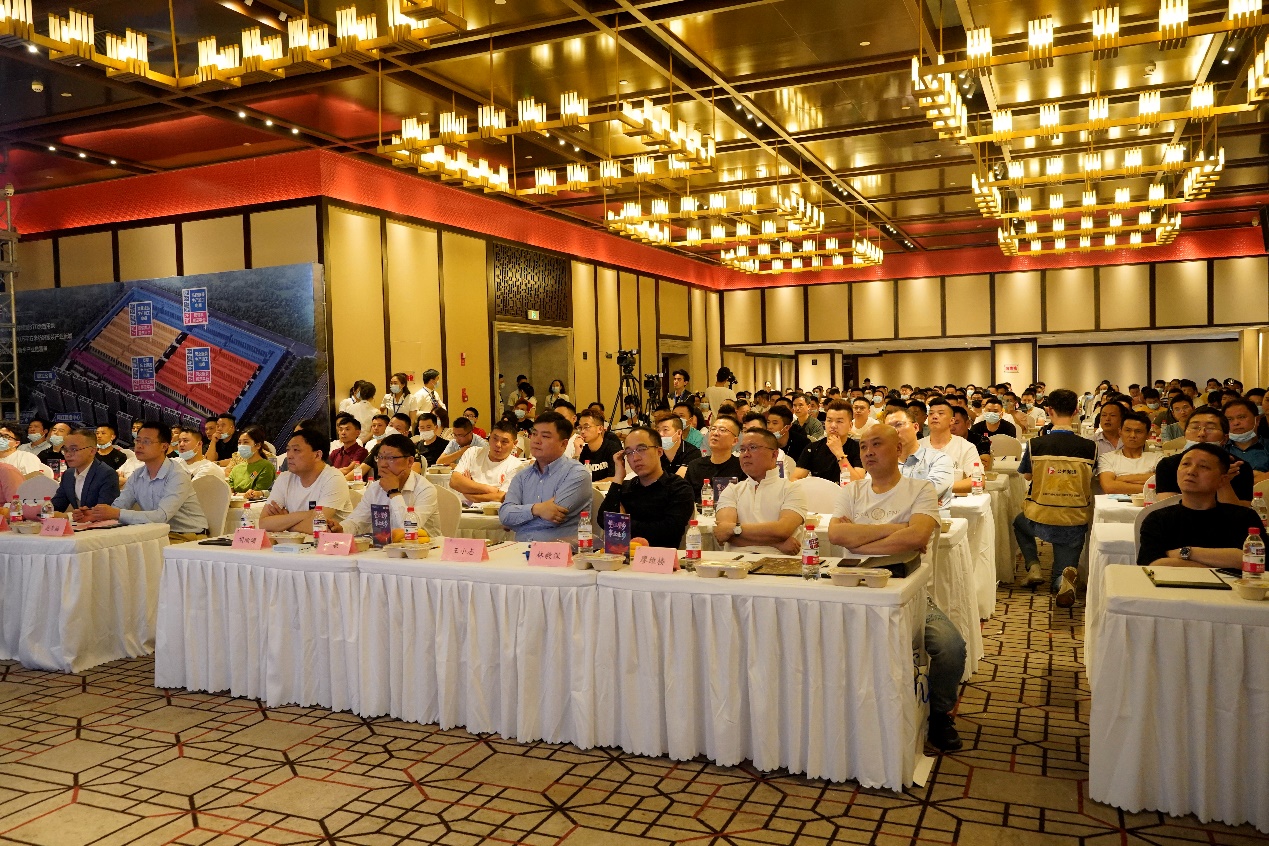 招商与策划中心策划总孟醒,安徽华融投资公司总经理胡顺颂,千而万服饰