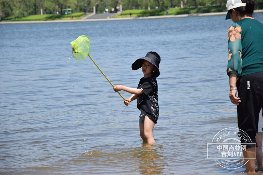 戏水、玩沙，是孩子们的最爱。