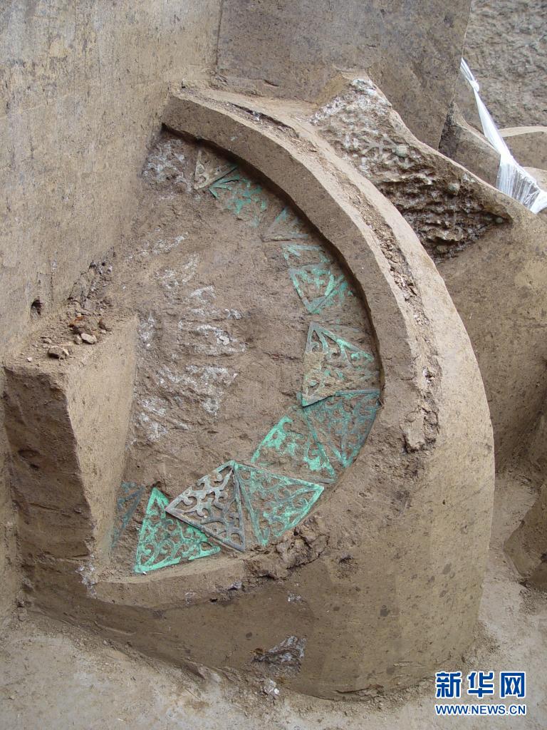 这是2009年拍摄的出土于马家塬西戎墓葬的一辆战国马车车轮及车轮饰 新华社发（甘肃省文物考古研究所供图）