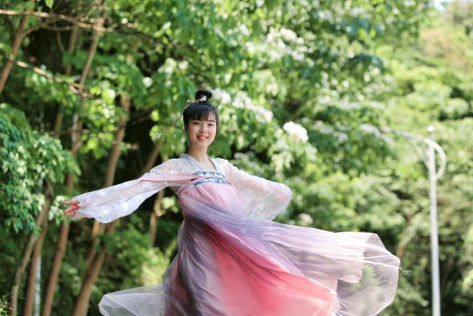 今年的酒仙湖油桐花节，继续主打“古风”主题。