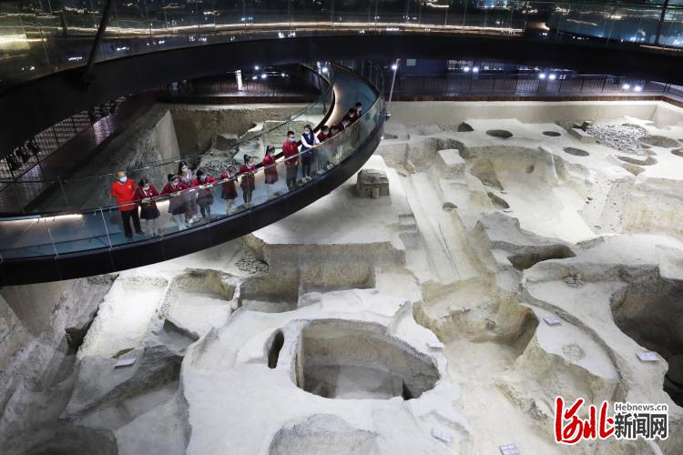 2021年5月17日，河北省内丘县新西关小学师生在邢窑博物馆参观。