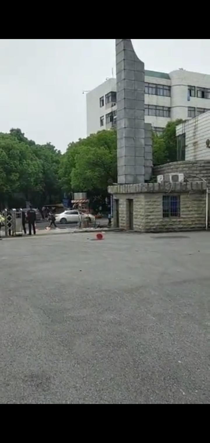 长沙一女司机倒车冲破湖南师大附中校门 交警这样通报凤凰网湖南 凤凰网