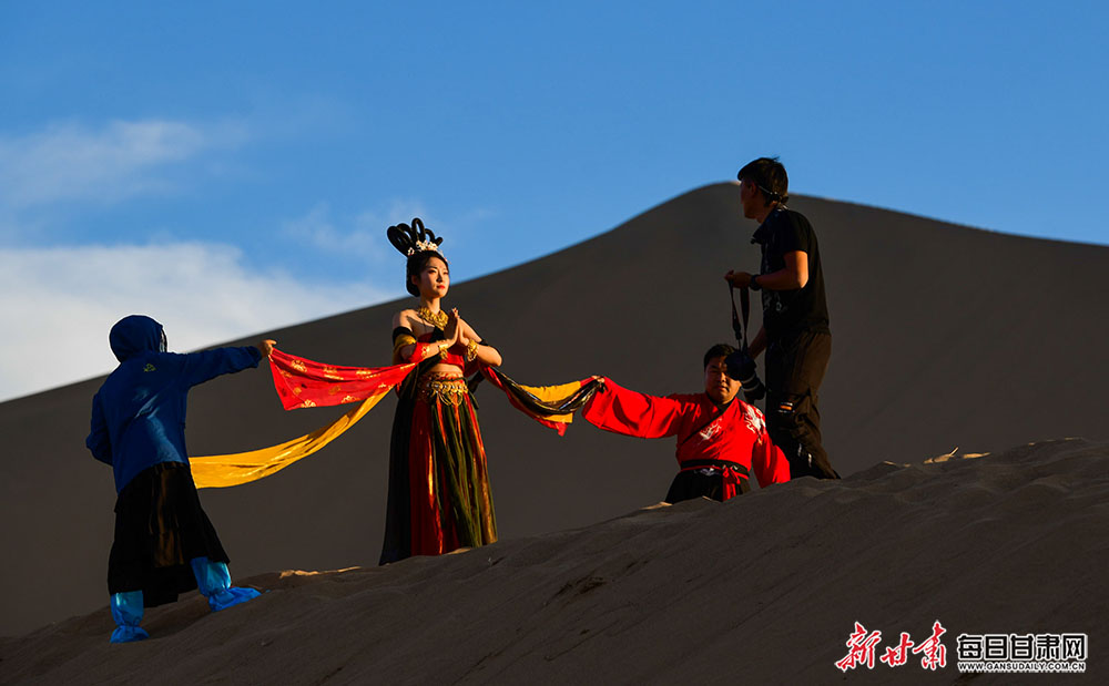 鸣沙山上“飞天”旅拍场景