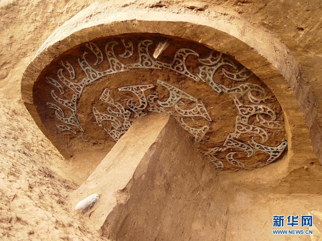 这是2010年拍摄的出土于马家塬西戎墓葬的一辆战国马车车轮及装饰 新华社发（甘肃省文物考古研究所供图）