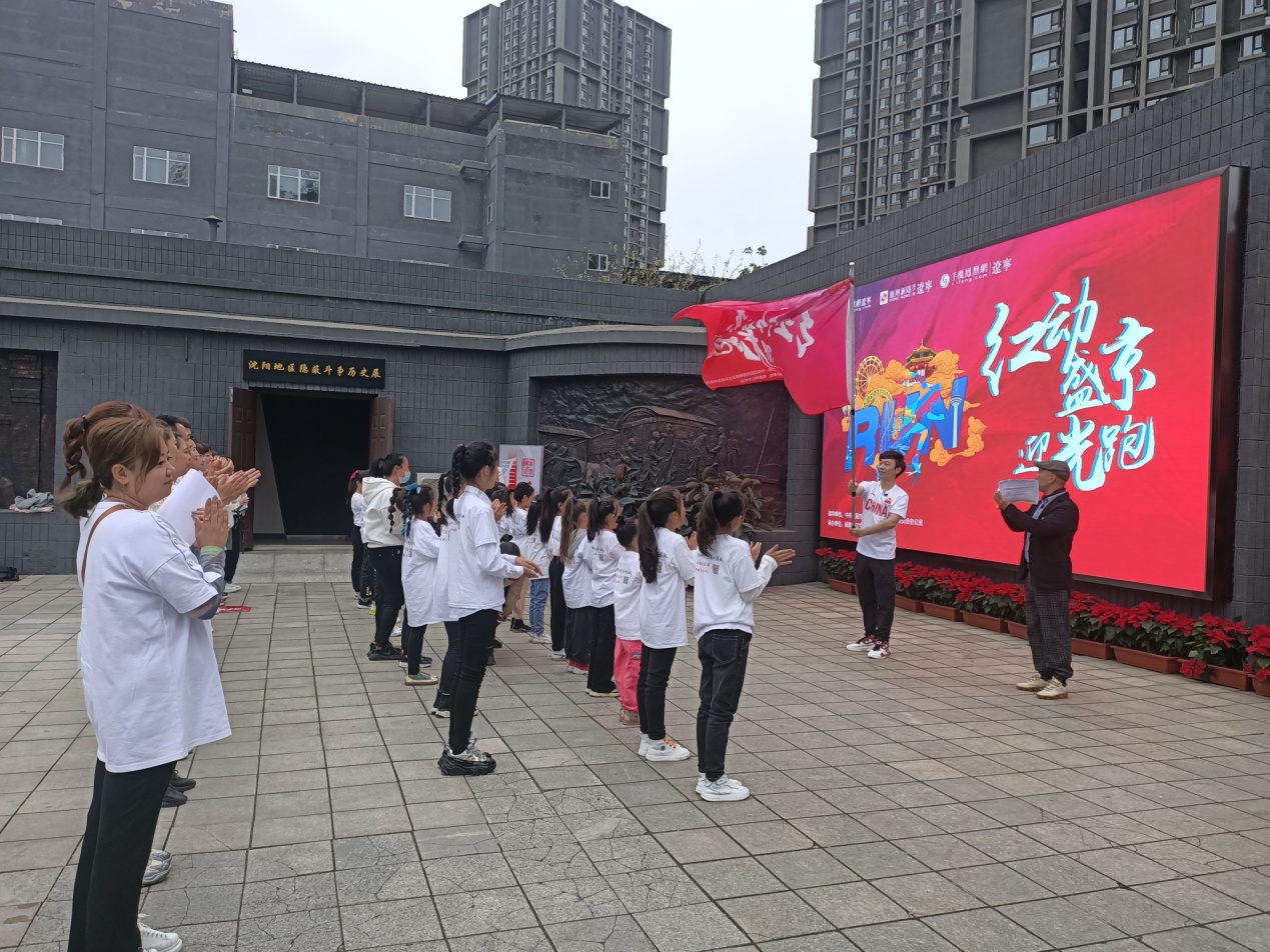凤凰网辽宁向宋世辉文艺爱心总队授旗