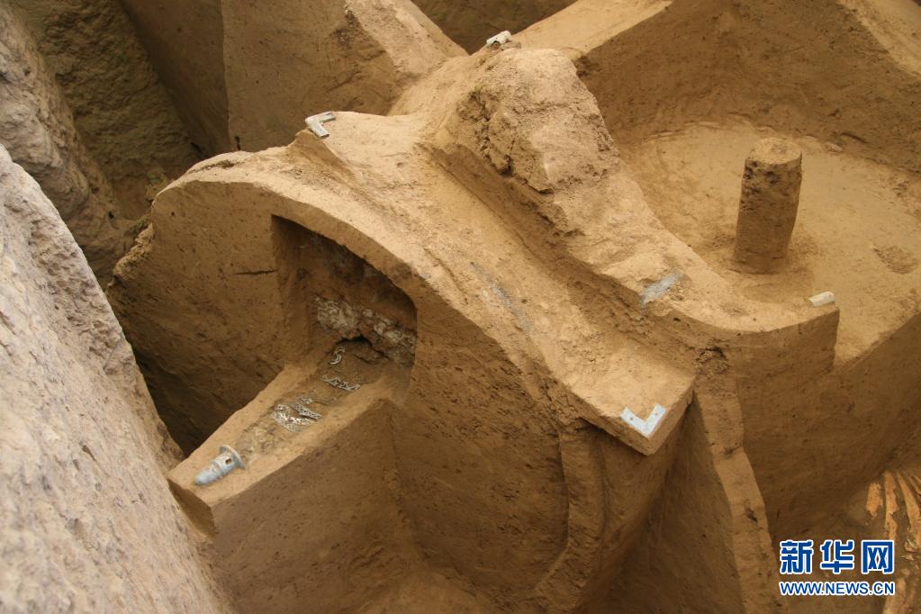 这是2011年拍摄的出土于马家塬西戎墓葬的一辆战国马车车軎 新华社发（甘肃省文物考古研究所供图）