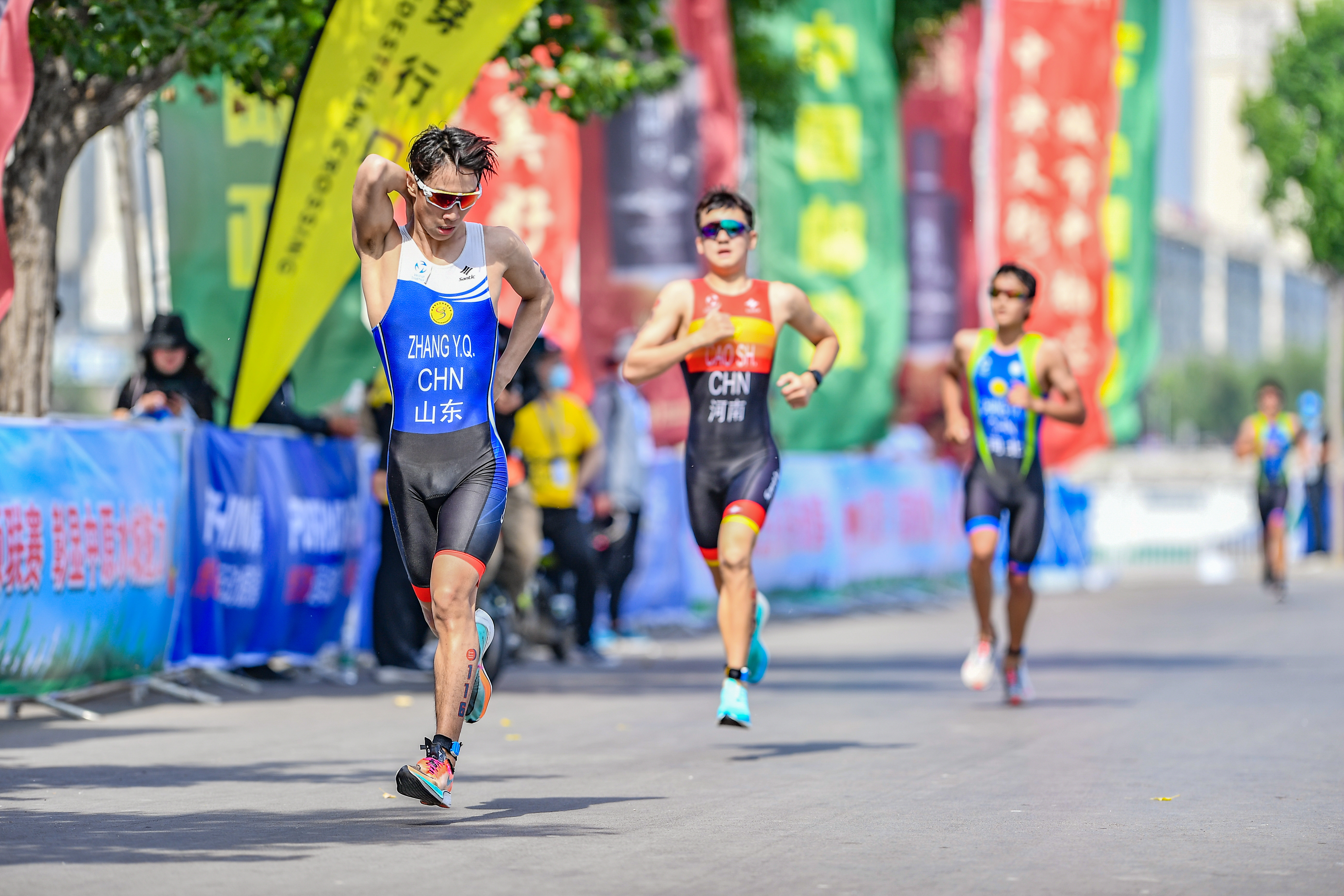 中国铁人三项联赛在睢县开幕，近700“铁人”激战北湖
