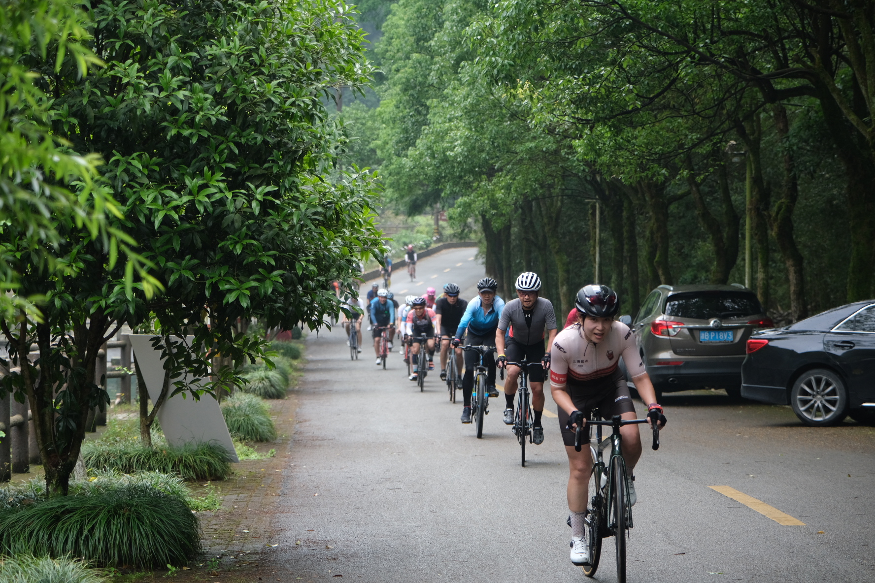 赛事升级!近2000名选手雨中环四明山骑行