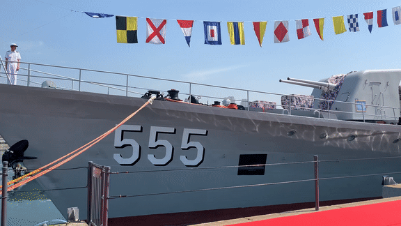 海军昭通号导弹护卫舰接舰暨爱国主义教育基地揭牌仪式在中国水准零点广场隆重举行