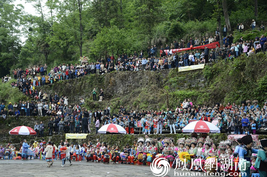 湖南凤凰：苗族“四月八”跳花节 演绎浓郁民族风情