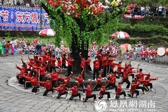 湖南凤凰：苗族“四月八”跳花节 演绎浓郁民族风情
