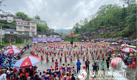 湖南凤凰：苗族“四月八”跳花节 演绎浓郁民族风情
