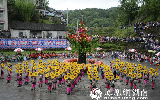 湖南凤凰：苗族“四月八”跳花节 演绎浓郁民族风情