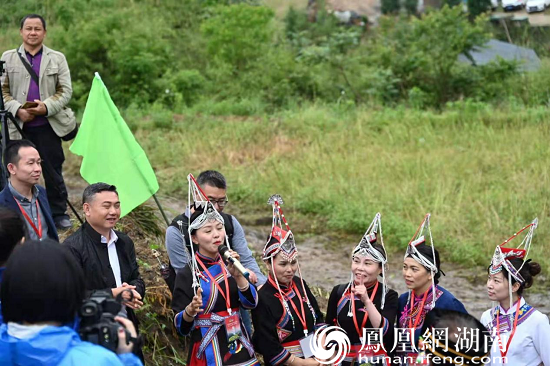 图为景宁畲族同胞应邀与侗族歌师们对歌