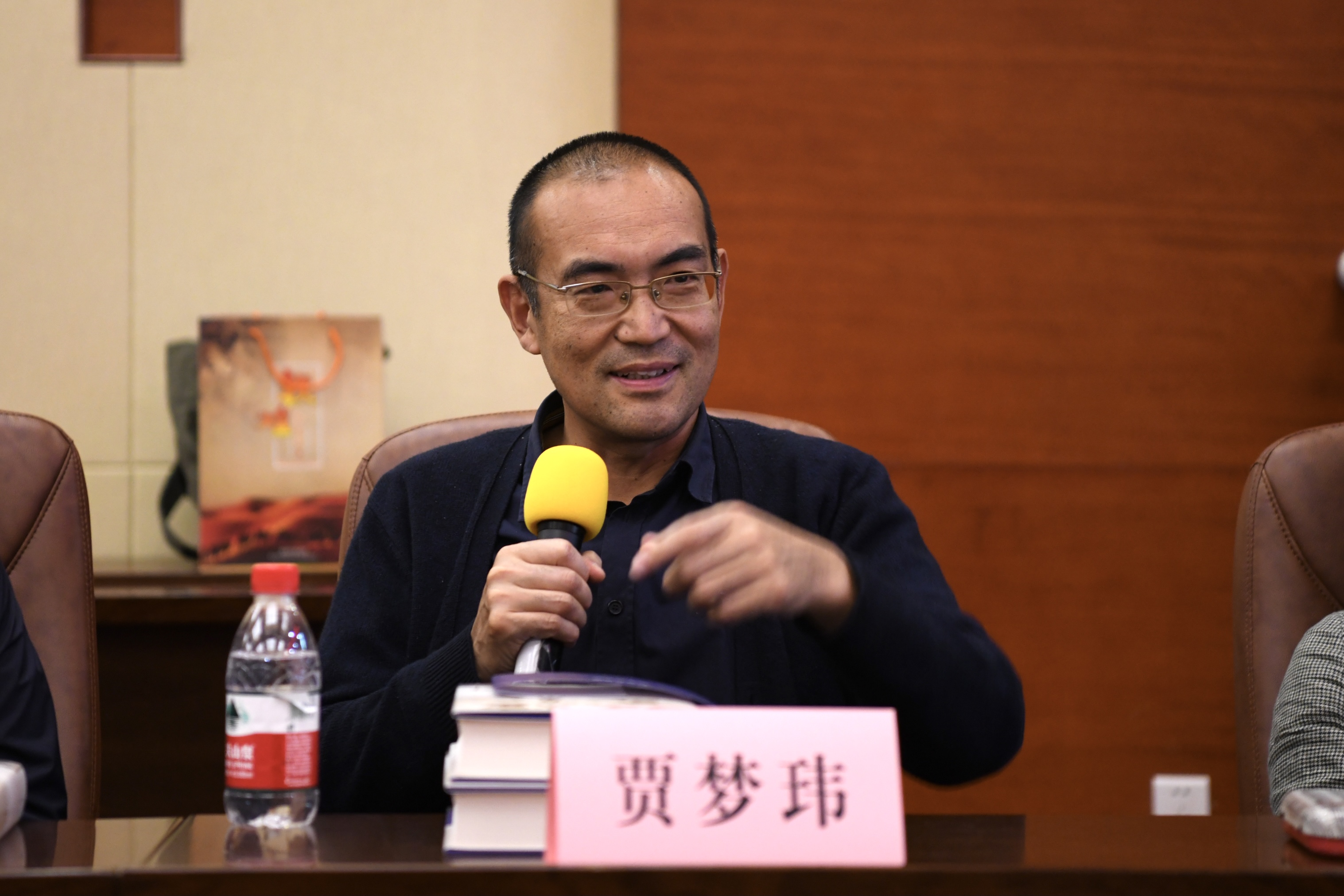 叶舟是以他的文字在"凿窟"