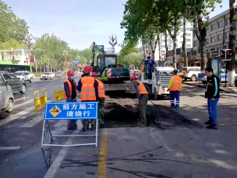 河北新闻网讯(通讯员汪辰)连日来,河北秦皇岛海港区市政处紧密结合城市道路管理养护工作,持续加强城市道路及市政设施管理养护力度。