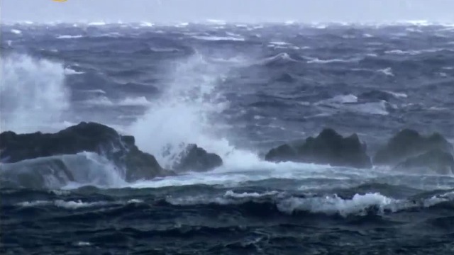 火山爆发后引起剧烈海啸，使米诺斯文明遭受毁灭性打击