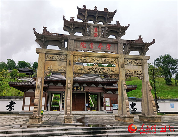 明嘉靖年修建并保存至今的亭书院石牌坊。人民网 亚瑟夫 摄