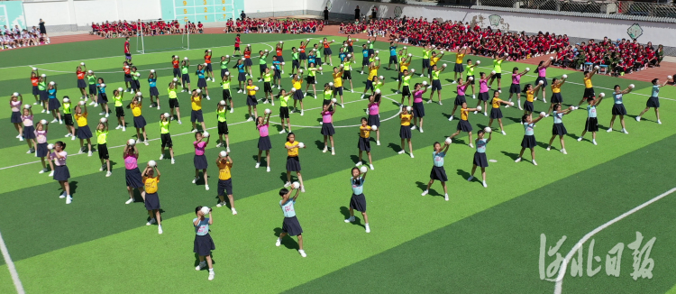 雷锋小学的学生正在表演绳球操。河北日报记者田瑞夫摄影报道