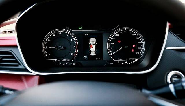 仪表盘为传统的双圆设计,中间为基本的行车信息显示,界面相对简洁,一