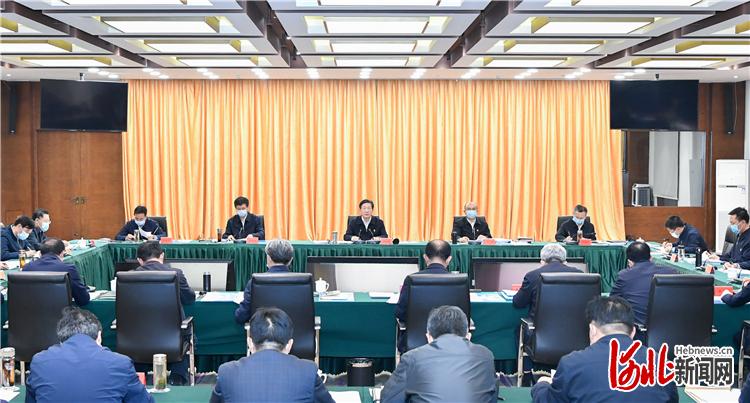 调研检查期间，王东峰主持召开专题会议，听取省直有关部门和张家口市工作汇报，安排部署下一阶段工作。许勤出席专题会。 河北日报记者赵威摄