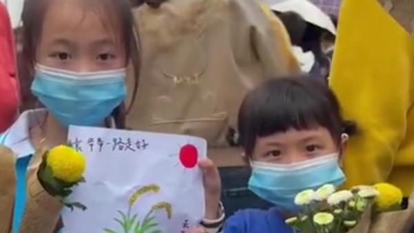 市民雨中送別袁隆平輪椅女孩含淚悼念小學生送禾下乘涼圖