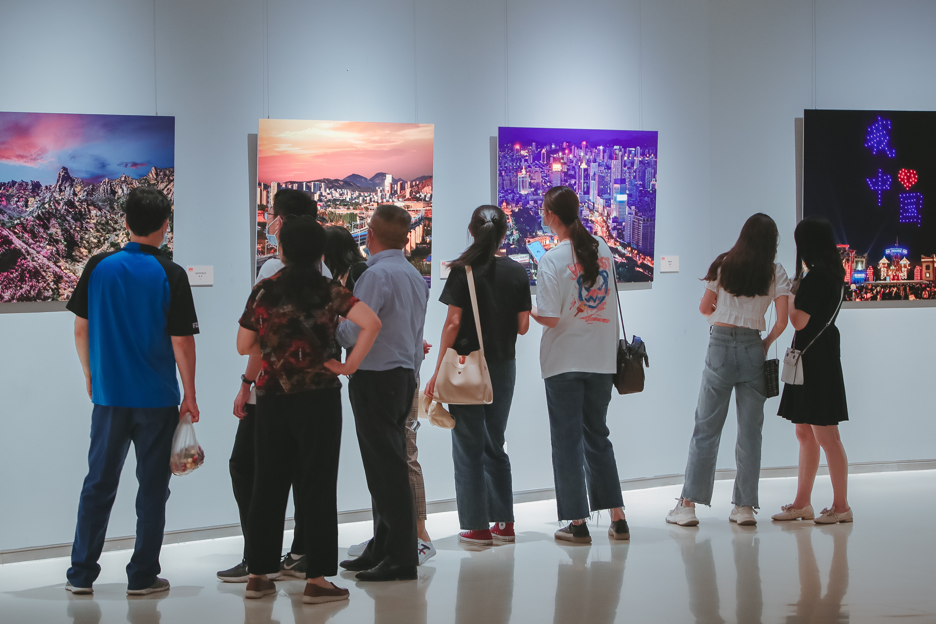 市民、大学生驻足观赏摄影作品