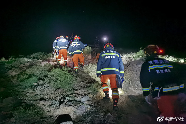 5月23日凌晨,消防救援人员搜救失联人员。
