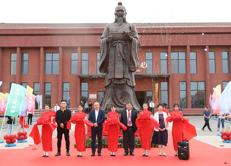 北京曹妃甸职教城投资有限公司董事长王奎、副总经理王占刚，曹妃甸职业技术学院校长谭靖、党委书记林长江为鲁班像剪彩