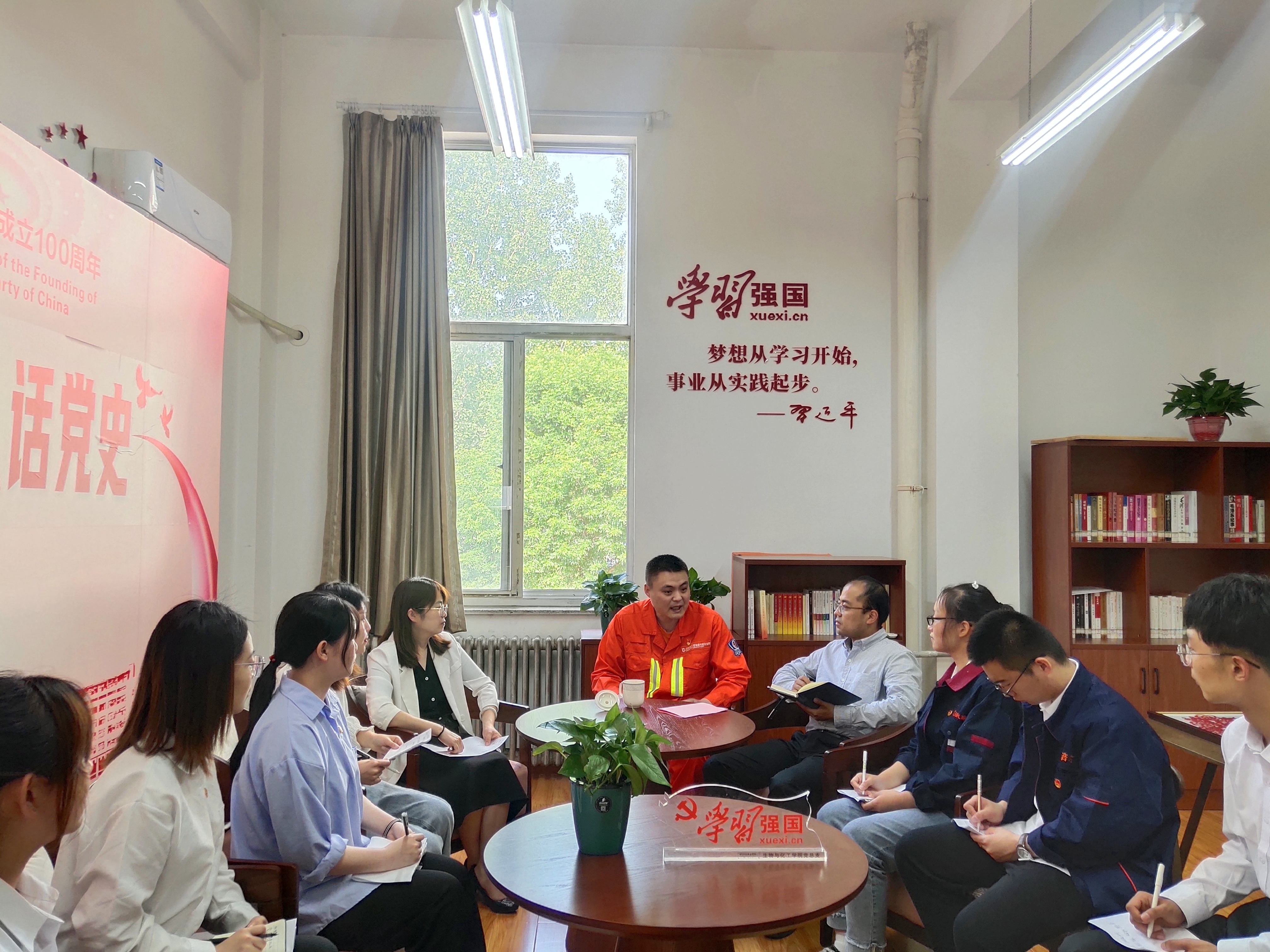 青岛职院举办德育导师聘任仪式暨劳模工匠事迹报告会及沙龙活动