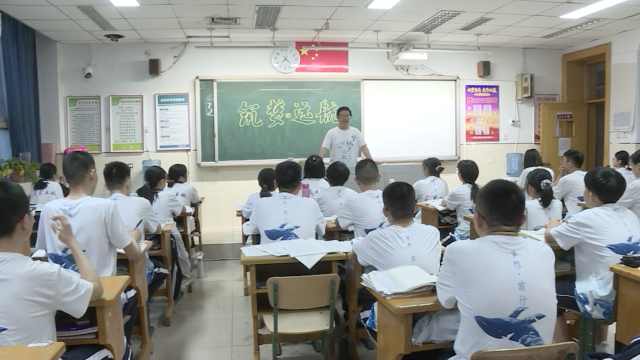 衡水中学班主任带出近百名清北生，每天清晨陪学生跑操