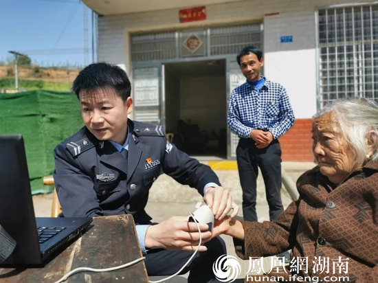 “感谢你们，上门服务实在太贴心了！”老人的子女对津市人境大队民辅警认真负责的态度和贴心的服务连连点赞