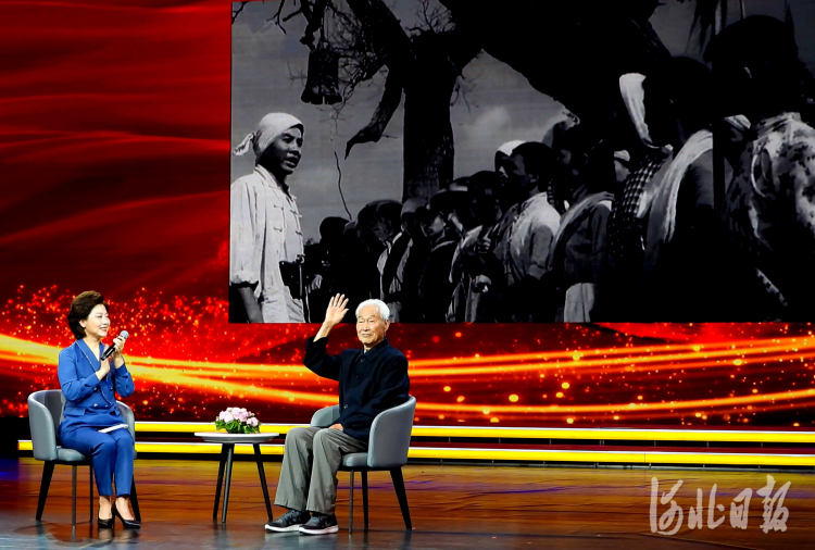 地道战民兵英雄李恒彪在讲述抗日故事。