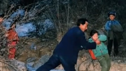 农民王搏救助西部代课教师的苦行僧之旅，他曾经多次倒在拍摄的路上