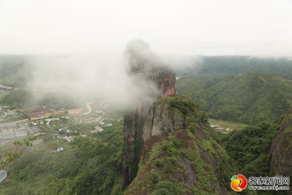 石城县琴江镇大畲村雨后云雾缭绕。