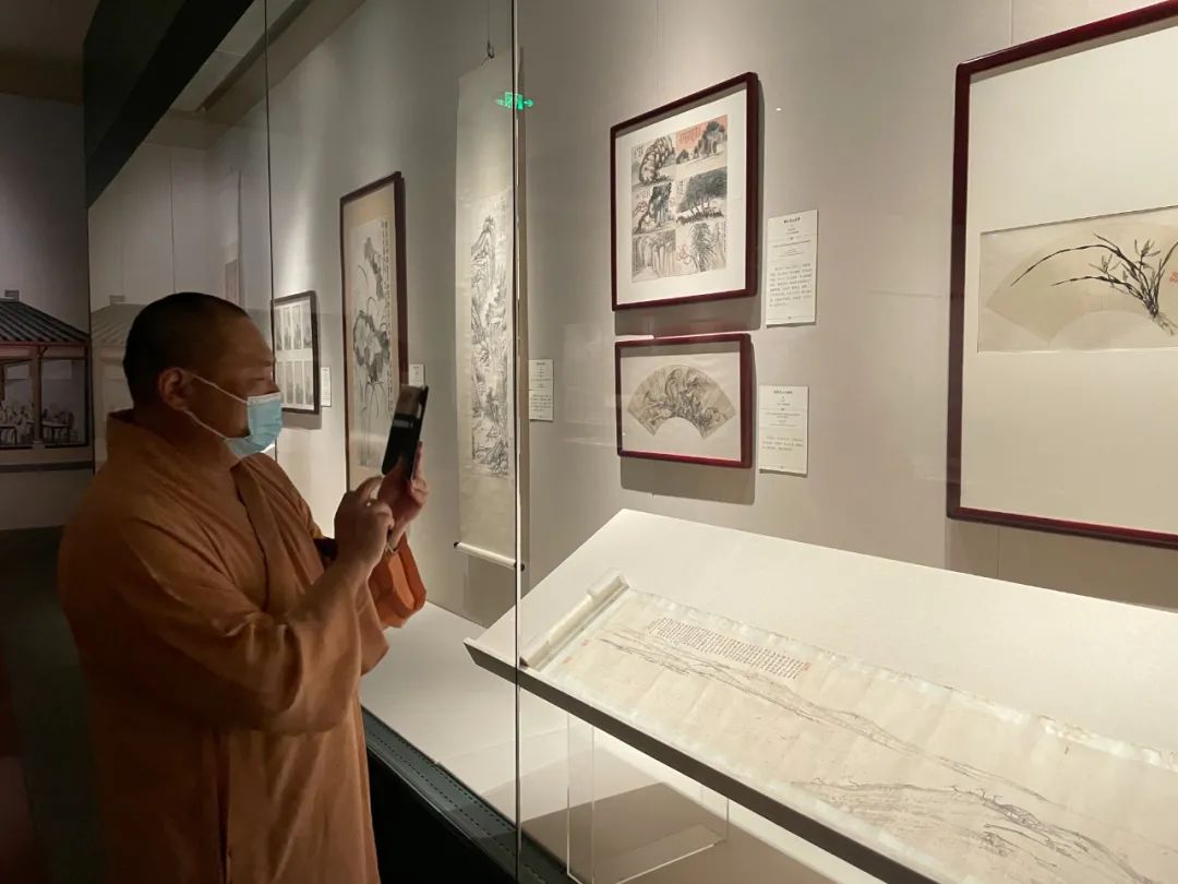广州市佛教协会名誉会长、华林禅寺住持光明法师观展