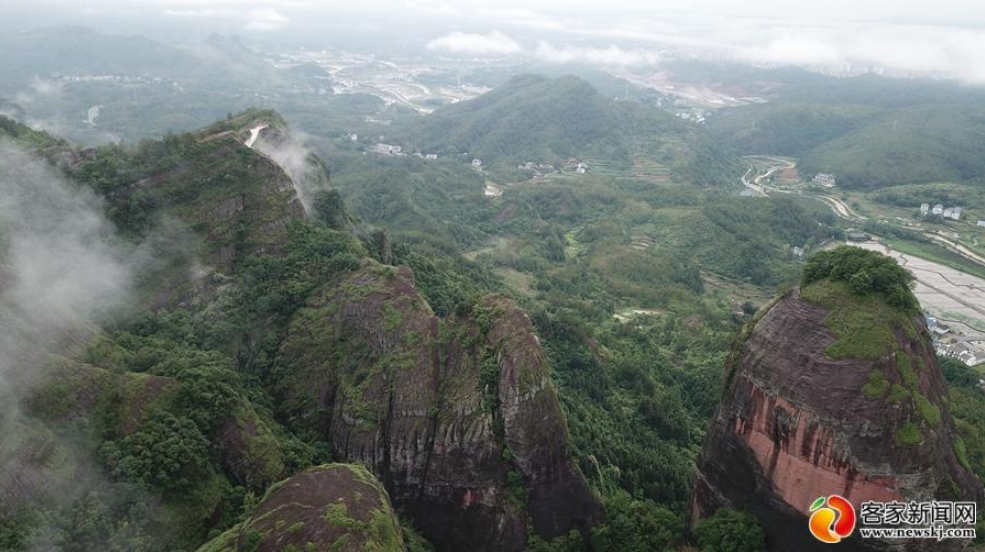 石城县琴江镇大畲村雨后云雾缭绕。