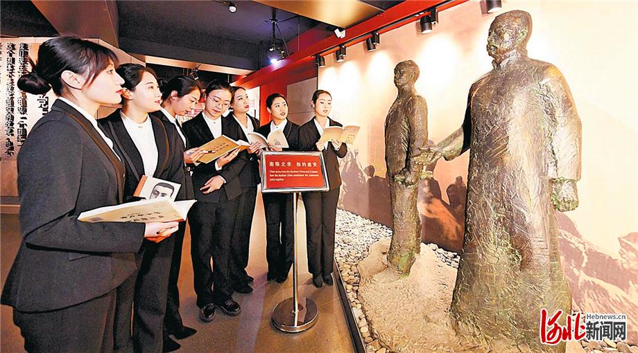 李大钊纪念馆展厅内“南陈北李，相约建党”雕塑前，新入职的讲解员正在学习研究这一重大历史事件。河北日报资料片
