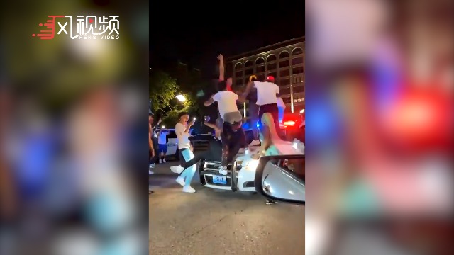 在楼顶办派对遭警方驱散，美国年轻人跳到警车上跳舞“狂欢”