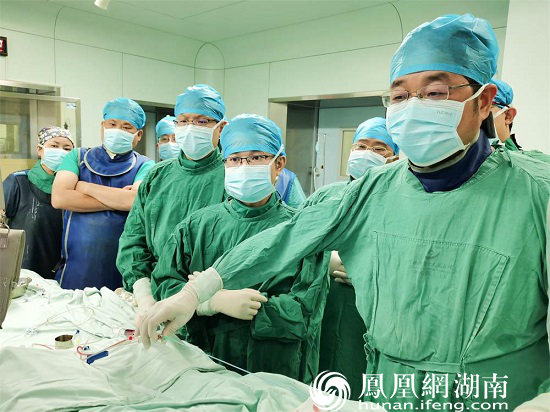 心血管内科主任葛良清（右一）团队正在实施手术