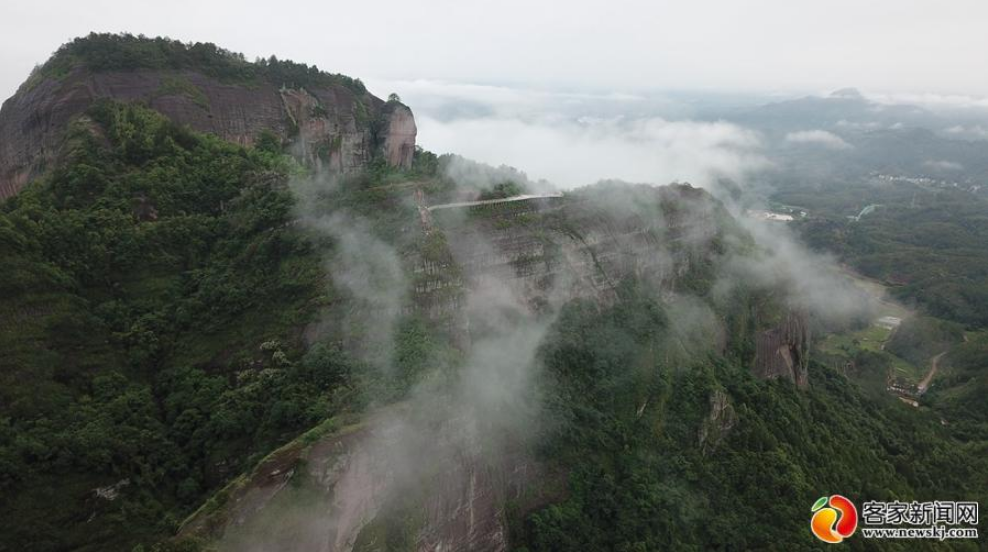 石城县琴江镇大畲村雨后云雾缭绕。