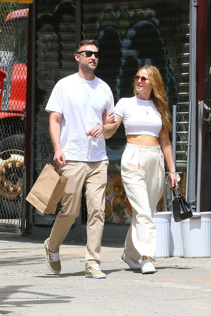 大表姐劳伦斯和老公穿情侣装约会亲密挽手有说有笑