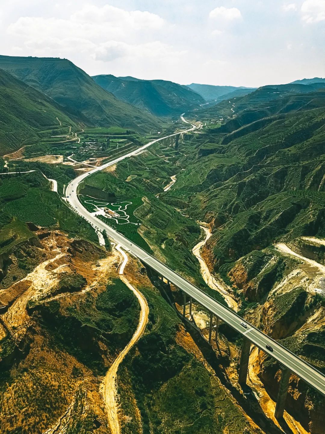 ▲ 临夏州布楞沟村扶贫公路。摄影/胡文凯