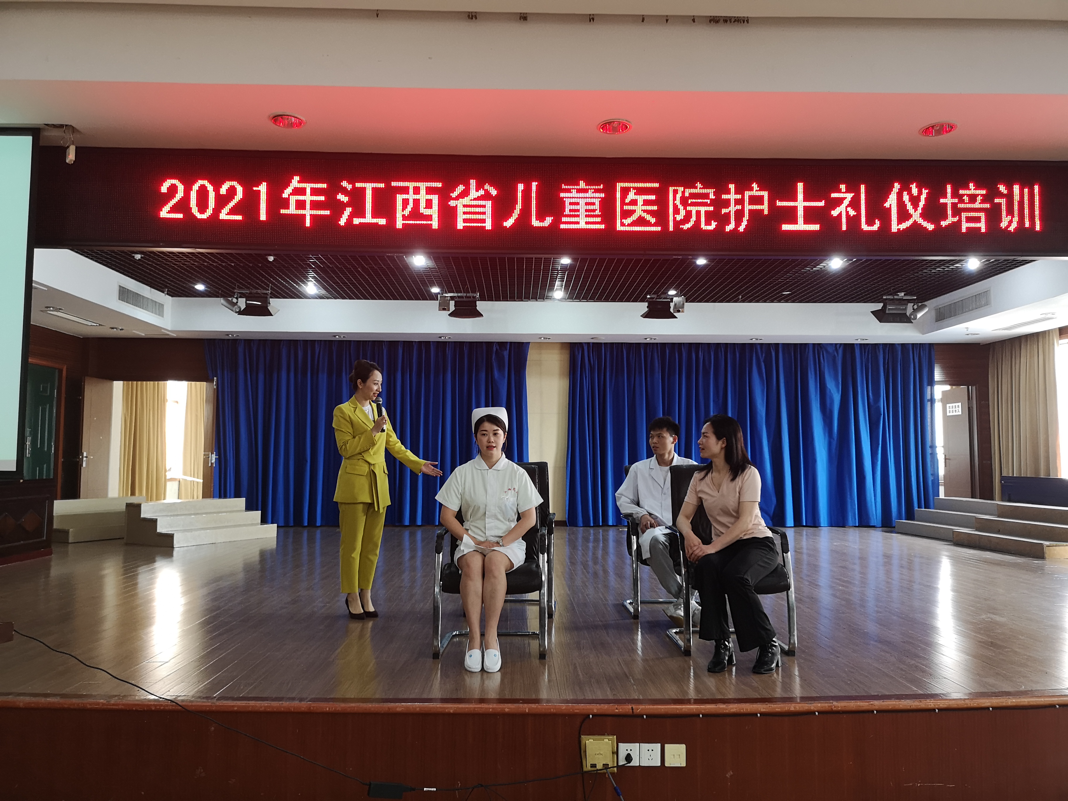 江西省儿童医院举办护士礼仪培训