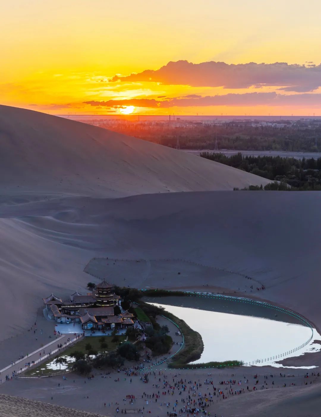 ▲ 和其他雄浑壮阔的塞上风景相比，月牙泉小巧精致，像是仙女滴落的眼泪。 摄影 /自贡的黄师傅