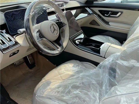 内饰方面,新车采用了全新的设计,双层中控台层次感十足,大面积钢琴